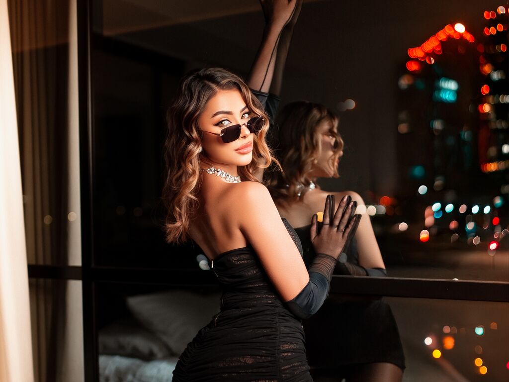 ArianaRoux Nude