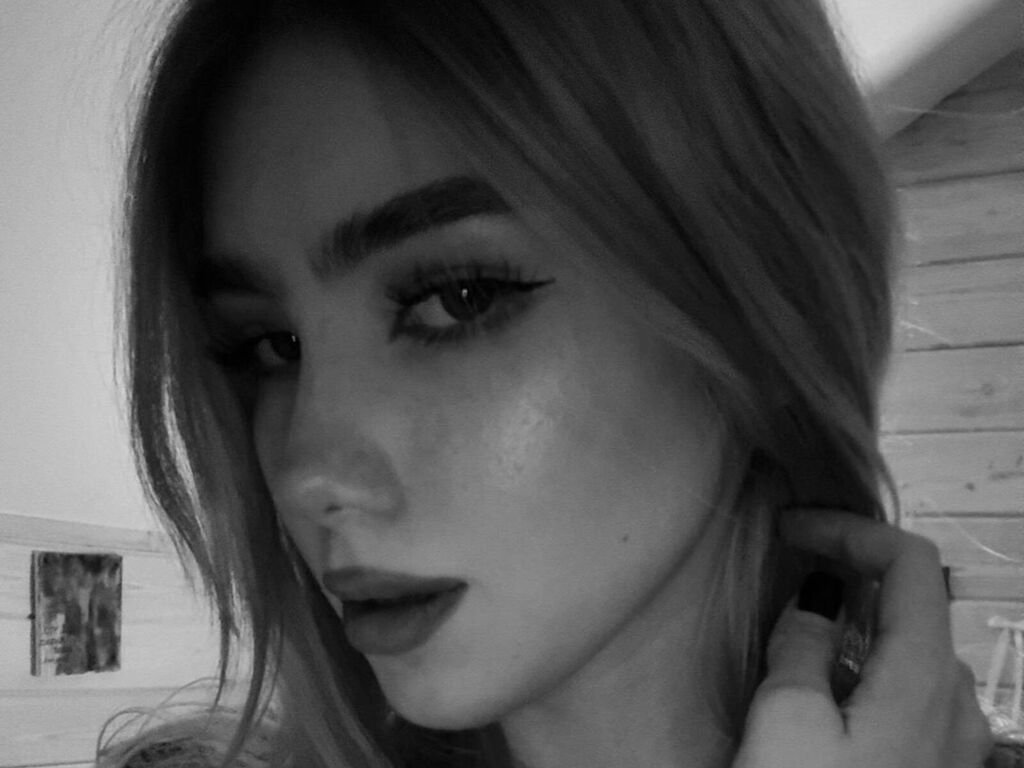 EmmaBlond Nude