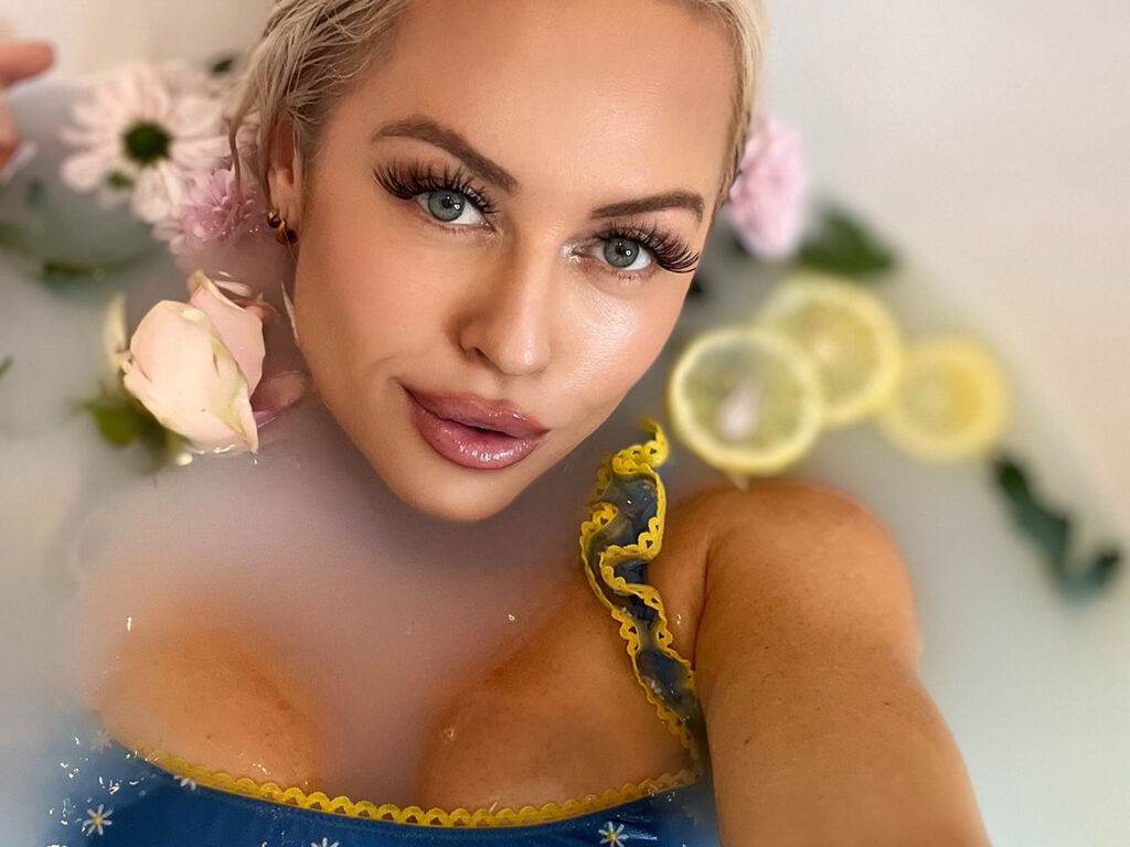 Live Sex Cam IsabellaSaturn - 33 Year Old Porn